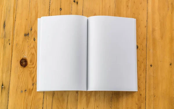 空白のカタログ ウッドの背景の模擬本まで — ストック写真