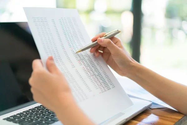 Affärsmän Använder Laptop Och Finansiella Diagram Vid Möte Office — Stockfoto