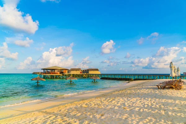 Plaj Sandalyeleri Şemsiye Maldivler Island Beyaz Kumlu Plaj Deniz Ile — Stok fotoğraf