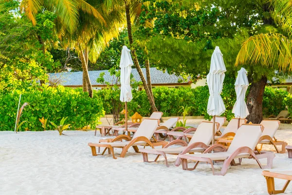Sillas Playa Con Sombrilla Isla Maldivas Playa Arena Blanca Mar —  Fotos de Stock