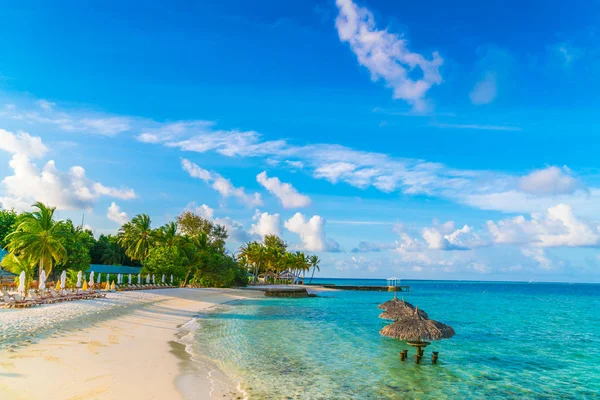 Güzel Tropikal Maldivler Ada Beyaz Kumlu Plaj Deniz — Stok fotoğraf