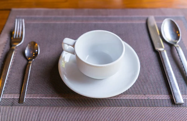 Leere Tasse Kaffee Mit Zubehör Auf Dem Frühstückstisch — Stockfoto