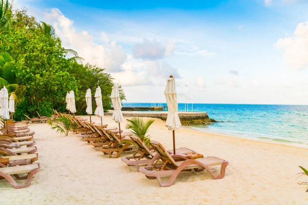 Liegestühle Mit Sonnenschirm Auf Der Insel Der Malediven Weißer Sandstrand — Stockfoto