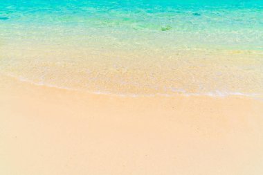 Güzel tropikal Maldivler ada beyaz kumlu plaj ve deniz