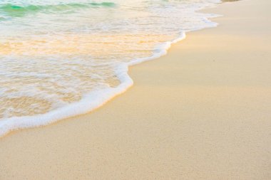 Güzel tropikal Maldivler ada beyaz kumlu plaj ve deniz