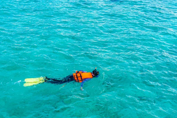 Mergulho Com Snorkel Ilha Tropical Das Maldivas — Fotografia de Stock