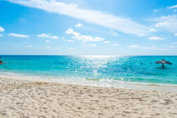 白色的沙滩和大海的美丽热带马尔代夫岛屿 — 图库照片#