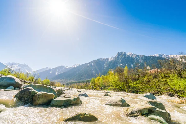Güzel nehir ve kar kaplı dağlar manzara Kashmir devlet, Hindistan