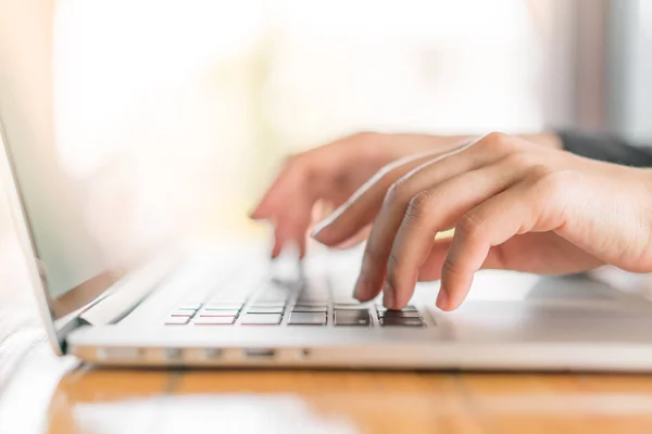 Close Van Het Bedrijfsleven Vrouw Hand Typen Laptop Toetsenbord — Stockfoto