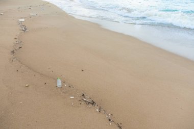 Plastik şişeler ve diğer atık deniz plaj