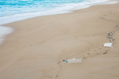 Plastik şişeler ve diğer atık deniz plaj