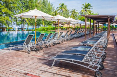 Denize yakın Yüzme Havuzu rahatlatıcı ile koltuk