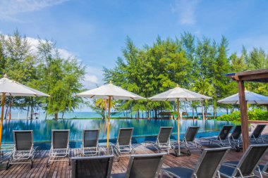 Denize yakın Yüzme Havuzu rahatlatıcı ile koltuk