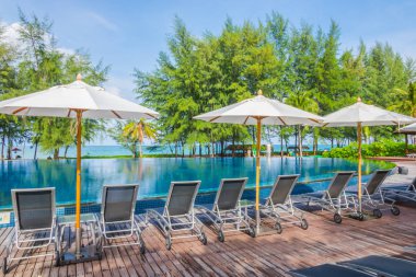 Denize yakın Yüzme Havuzu rahatlatıcı ile koltuk