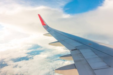 Bulutların üzerinde uçan bir uçağın kanadı