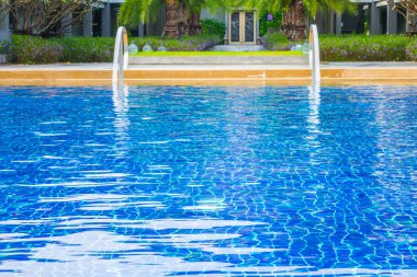 Merdivenli yüzme havuzu