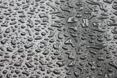 Su üzerinde siyah blackground damla