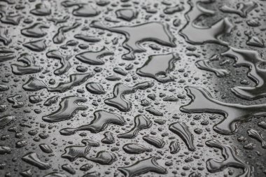 Su üzerinde siyah blackground damla