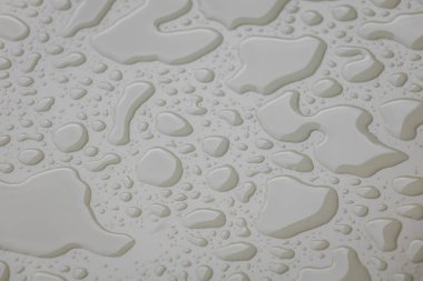 Su üzerinde beyaz blackground damla