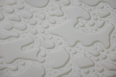 Su üzerinde beyaz blackground damla