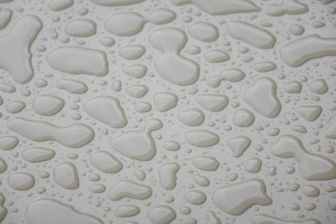 Su üzerinde beyaz blackground damla