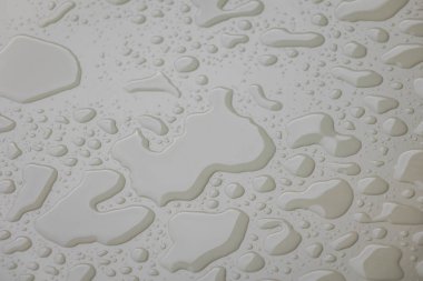 Su üzerinde beyaz blackground damla