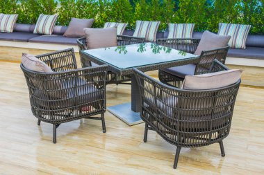 Tropikal denizdeki restoranda masa ve sandalyeler