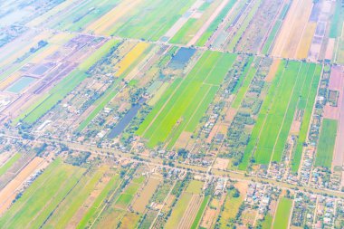 Yere uçak penceresinden bakış