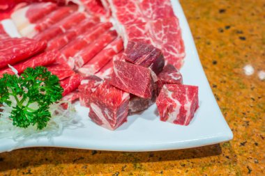 Pişmemiş çiğ et.