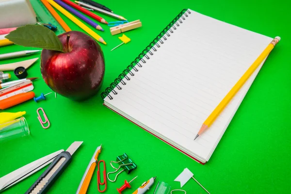 Materiale Scolastico Sulla Lavagna Verde Ritorno Scuola — Foto Stock