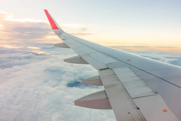 Asa Avião Voando Acima Das Nuvens — Fotografia de Stock