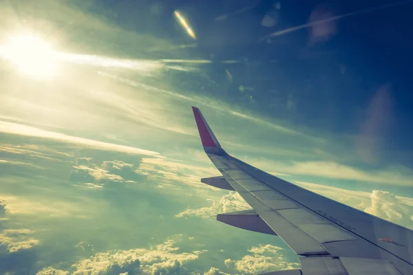Ala Avião Voando Acima Das Nuvens Imagem Filtrada Processada Efeito — Fotografia de Stock