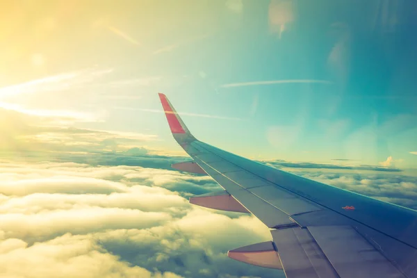 Ala Avião Voando Acima Das Nuvens Imagem Filtrada Processada Efeito — Fotografia de Stock