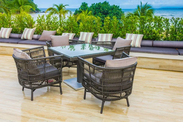 Tropikal Denizdeki Restoranda Masa Sandalyeler — Stok fotoğraf