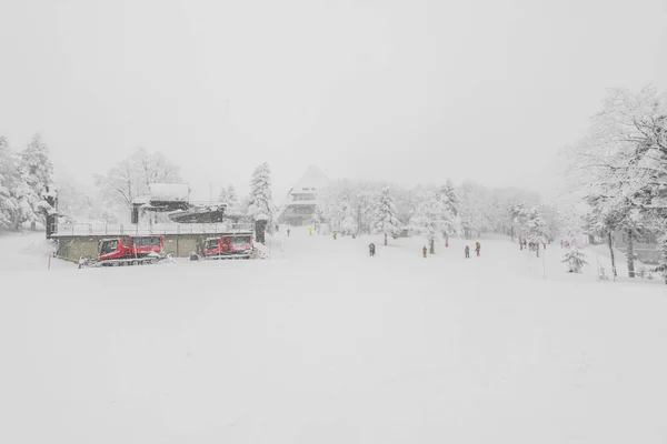在滑雪胜地雪山滑雪缆车 — 图库照片