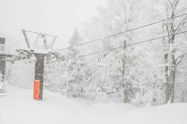 スキー場の雪の山の上のスキー場のリフト — ストック写真