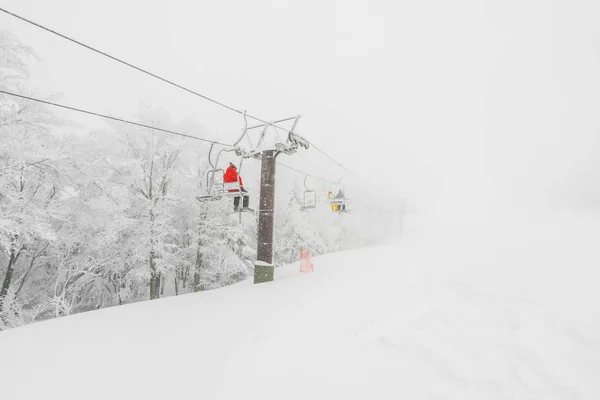 スキー場の雪の山の上のスキー場のリフト — ストック写真