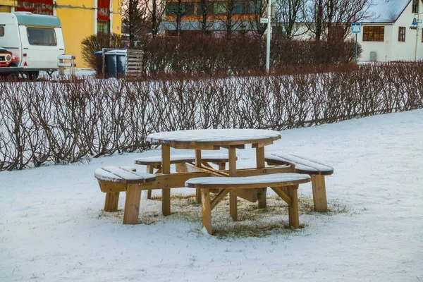 Stół piknikowy w Islandii, zimowy krajobraz . — Zdjęcie stockowe