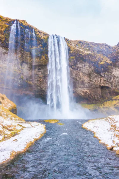 Bela cachoeira famosa na Islândia, temporada de inverno  . — Fotografia de Stock
