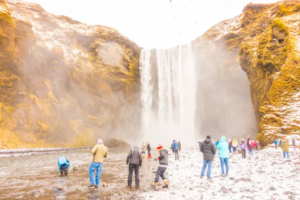 ICELAND - MARCH 15, 2017: Unidentified people at Beautiful famou — Stock Photo, Image