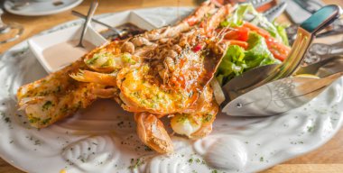 ahşap masa tabakta servis karides ızgara .