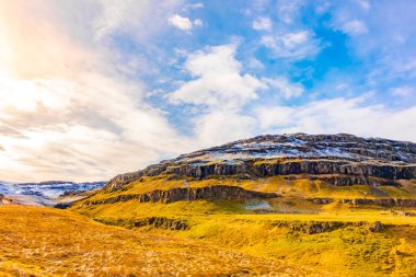 Kar kaplı dağ İzlanda kış sezonu .