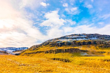 Kar kaplı dağ İzlanda kış sezonu .