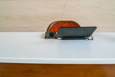 ahşap masa dizüstü bilgisayar .