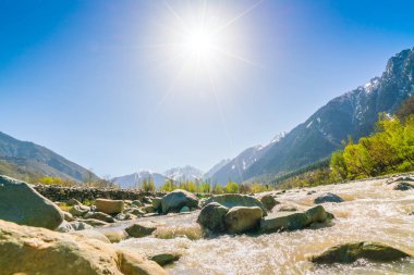 Güzel nehir ve kar kaplı dağlar manzara Kashmir st