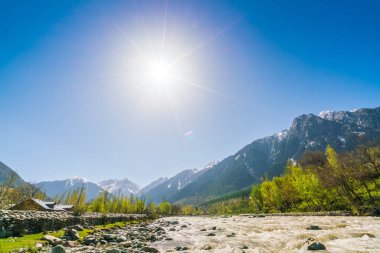 Güzel nehir ve kar kaplı dağlar manzara Kashmir st