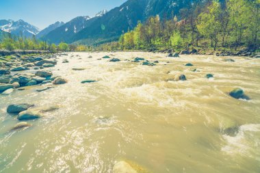 Güzel nehir ve kar kaplı dağlar manzara Kashmir st