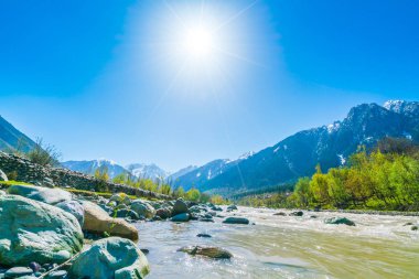 Güzel nehir ve kar kaplı dağlar manzara Kashmir st