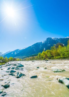 Güzel nehir ve kar kaplı dağlar manzara Kashmir st