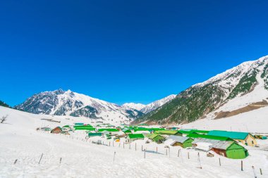 Güzel kar kaplı dağlar manzara Kashmir devlet, Hindistan